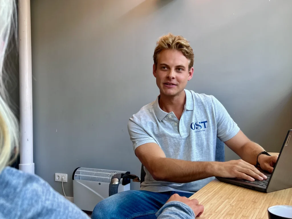 Osteopaat in gesprek met patiënt tijdens consult bij Osteopathie Tuijl